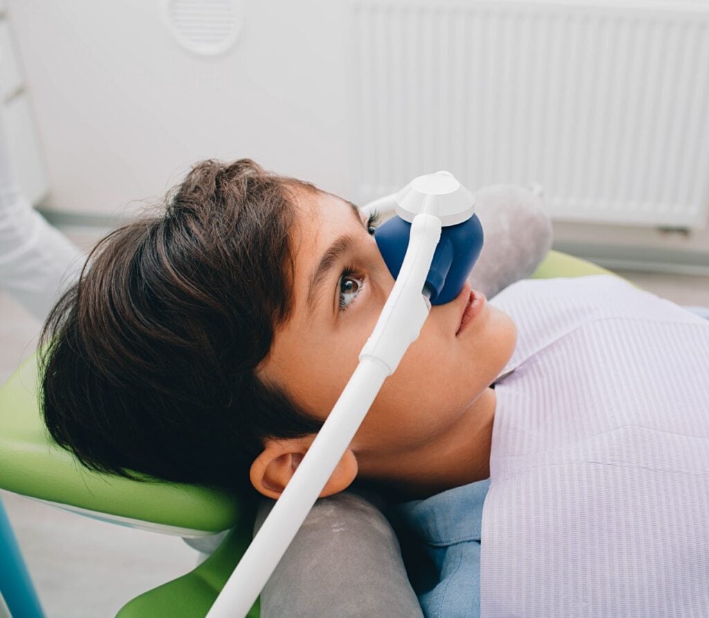 Enfant recevant une sédation consciente au protoxyde d’azote chez le dentiste.