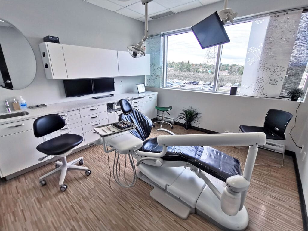 Instruments dentaires professionnels alignés sur une unité de soins en clinique dentaire.